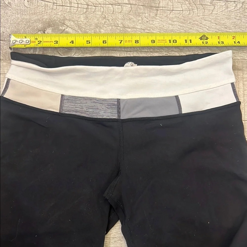 Lululemon Athletica Groove Crop Size 6 Reversible Leggings Black Grey‎ White